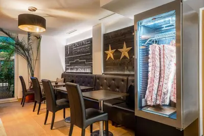 Ein Sitzbereich in der Unterkunft MEAT UND STAY Hotel