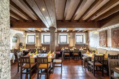 Ein Restaurant oder anderes Speiselokal in der Unterkunft Hotel-Gasthof Zum Dragoner