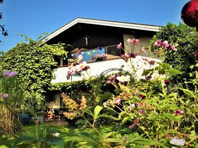 Ein Garten an der Unterkunft Ferienwohnung Fischer