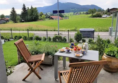 Ein allgemeiner Bergblick oder ein Berglick von der Ferienwohnung aus