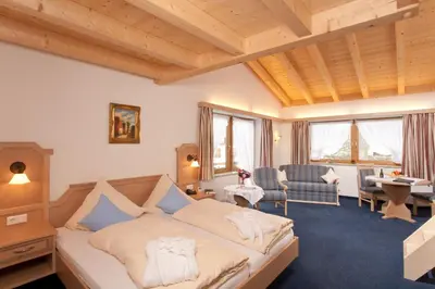 Ein Sitzbereich in der Unterkunft Hotel Landhaus Feldmeier ***S