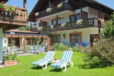 Ein Garten an der Unterkunft Hotel Landhaus Feldmeier ***S