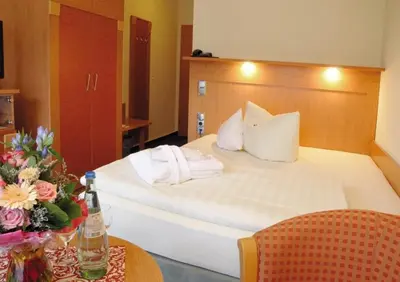 Ein Bett oder Betten in einem Zimmer der Unterkunft Hotel Königshof