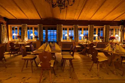 Ein Restaurant oder anderes Speiselokal in der Unterkunft Freihaus Brenner