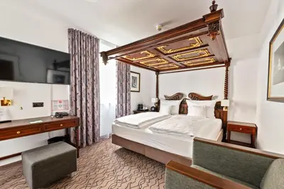 Ein Bett oder Betten in einem Zimmer der Unterkunft King's Hotel Center Superior