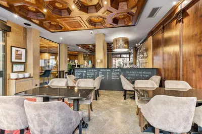 Ein Sitzbereich in der Unterkunft KING's Hotel First
