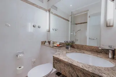 Ein Badezimmer in der Unterkunft KING's Hotel First