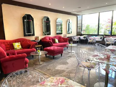 Ein Sitzbereich in der Unterkunft Hotel Condor