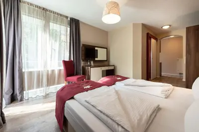 Ein Bett oder Betten in einem Zimmer der Unterkunft Empress Boutique Hotel