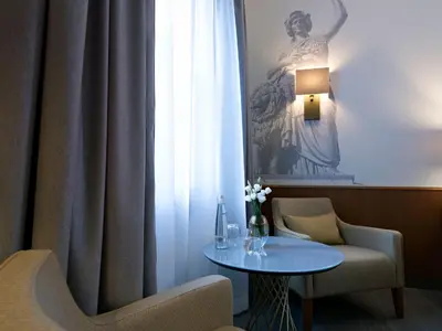 Ein Sitzbereich in der Unterkunft Platzl Hotel - Superior