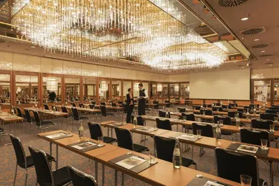 Ein Restaurant oder anderes Speiselokal in der Unterkunft Maritim Hotel München