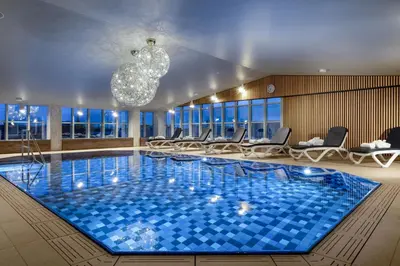 Der Swimmingpool an oder in der Nähe von Maritim Hotel München