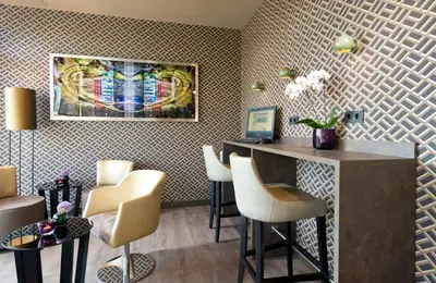 Ein Sitzbereich in der Unterkunft Leonardo Hotel Munich City Olympiapark