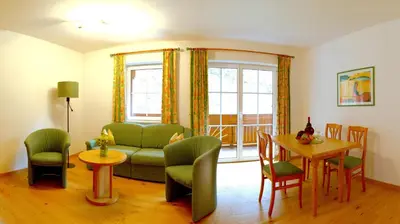 Ein Sitzbereich in der Unterkunft Aparthotel Alpenpark