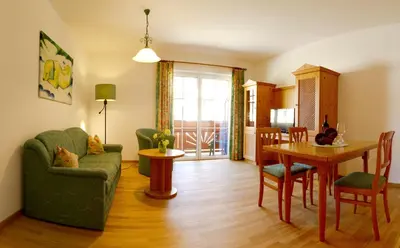 Ein Sitzbereich in der Unterkunft Aparthotel Alpenpark