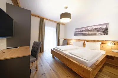 Ein Bett oder Betten in einem Zimmer der Unterkunft Hotel garni Alpengruss