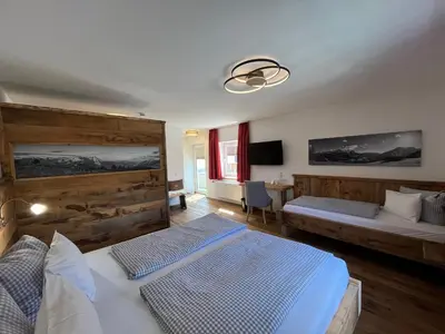 Ein Bett oder Betten in einem Zimmer der Unterkunft Hotel garni Alpengruss