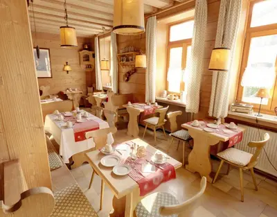 Ein Sitzbereich in der Unterkunft Outdoorhotel Jäger von Fall