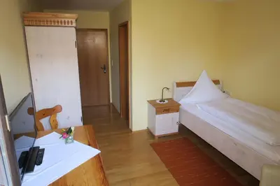 Ein Bett oder Betten in einem Zimmer der Unterkunft Gasthof Tiroler Hof