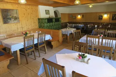 Ein Restaurant oder anderes Speiselokal in der Unterkunft Gasthof Tiroler Hof