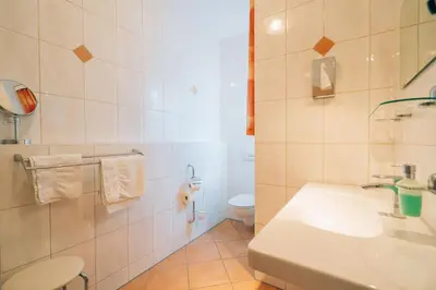 Ein Badezimmer in der Unterkunft Hotel Abenstal
