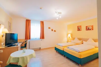 Ein Bett oder Betten in einem Zimmer der Unterkunft Hotel Abenstal