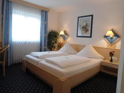 Ein Bett oder Betten in einem Zimmer der Unterkunft Hotel Hutzenthaler