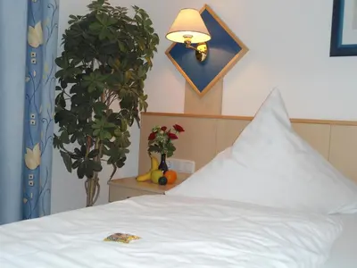 Ein Bett oder Betten in einem Zimmer der Unterkunft Hotel Hutzenthaler