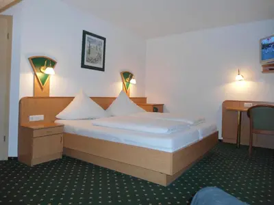 Ein Bett oder Betten in einem Zimmer der Unterkunft Hotel Hutzenthaler