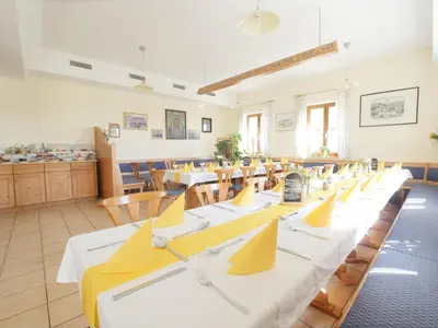 Ein Restaurant oder anderes Speiselokal in der Unterkunft Wirtshaus Zur Bina