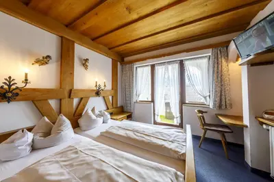 Ein Bett oder Betten in einem Zimmer der Unterkunft Hotel & Gasthof Fraundorfer