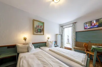 Ein Bett oder Betten in einem Zimmer der Unterkunft Hotel & Gasthof Fraundorfer