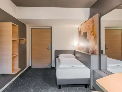 Ein Bett oder Betten in einem Zimmer der Unterkunft B&B HOTEL Ingolstadt-Lenting
