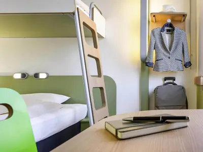 Ein Bett oder Betten in einem Zimmer der Unterkunft ibis budget Augsburg Gersthofen