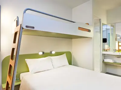 Ein Bett oder Betten in einem Zimmer der Unterkunft ibis budget Augsburg Gersthofen