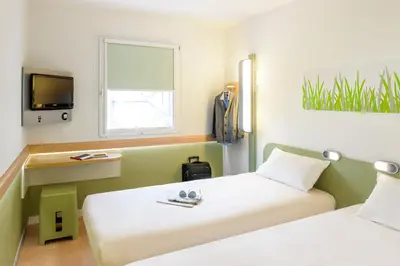 Ein Bett oder Betten in einem Zimmer der Unterkunft ibis budget Augsburg Gersthofen