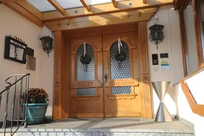 Eine Fassade oder ein Eingang zu Hotel Reischenau