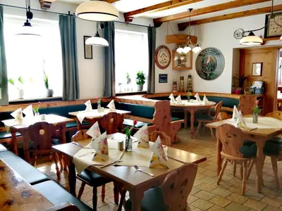 Ein Restaurant oder anderes Speiselokal in der Unterkunft Hotel Landgasthof Euringer