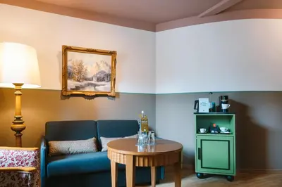 Ein Sitzbereich in der Unterkunft HENRI Hotel Garmisch-Partenkirchen