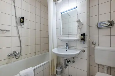 Ein Badezimmer in der Unterkunft a&o München Hauptbahnhof
