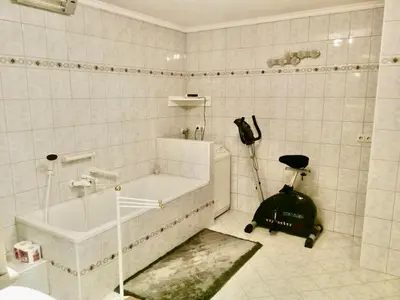 Ein Badezimmer in der Unterkunft PRIEN Spacious Roof Top Maisonett Apartment at Lake Chiemsee