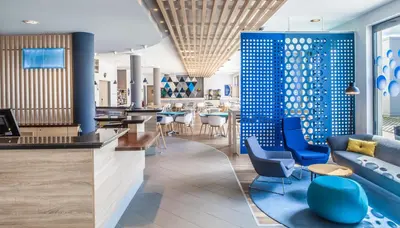 Ein Sitzbereich in der Unterkunft Holiday Inn Express München Messe by IHG