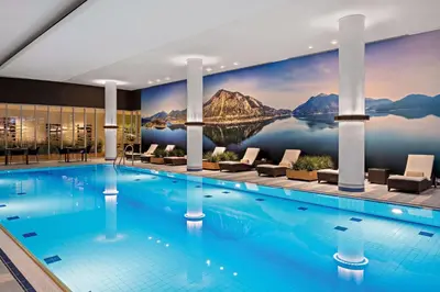 Der Swimmingpool an oder in der Nähe von Hilton Munich Airport