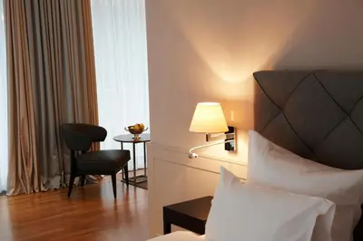 Ein Sitzbereich in der Unterkunft Romantik Hotel Das Lindner
