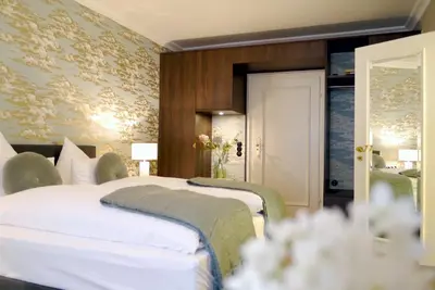 Ein Bett oder Betten in einem Zimmer der Unterkunft Romantik Hotel Das Lindner