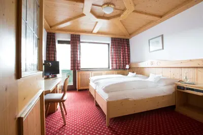 Ein Bett oder Betten in einem Zimmer der Unterkunft Hotel Neuwirt