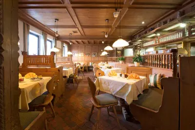 Ein Restaurant oder anderes Speiselokal in der Unterkunft Hotel Neuwirt