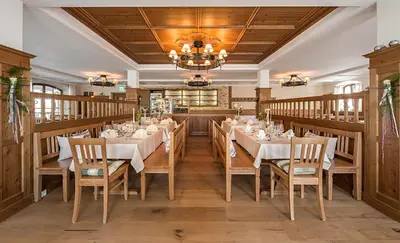 Ein Restaurant oder anderes Speiselokal in der Unterkunft Hotel Wirt z´ Engelsberg
