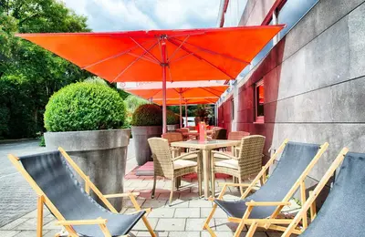 Ein Patio oder anderer Außenbereich in der Unterkunft Leonardo Hotel Munich Arabellapark