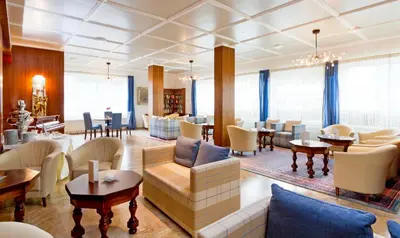 Ein Sitzbereich in der Unterkunft Wittelsbacher Hof Swiss Quality Hotel